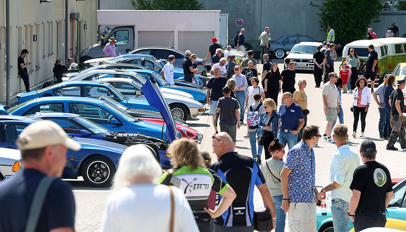 Maserati, Manta, alte VW-Busse, riesige Ami-Kutschen, NSU oder sogar ein Fiat Panda, der schon die Rallye Paris-Dakar mitgefahren ist - die Bandbreite ist enorm gro&szlig;.