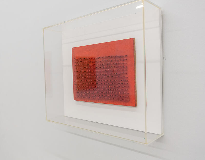 Hal Busse: Nagelbild rot, Nägel und Kaseinfarbe und Lack auf Spanplatte