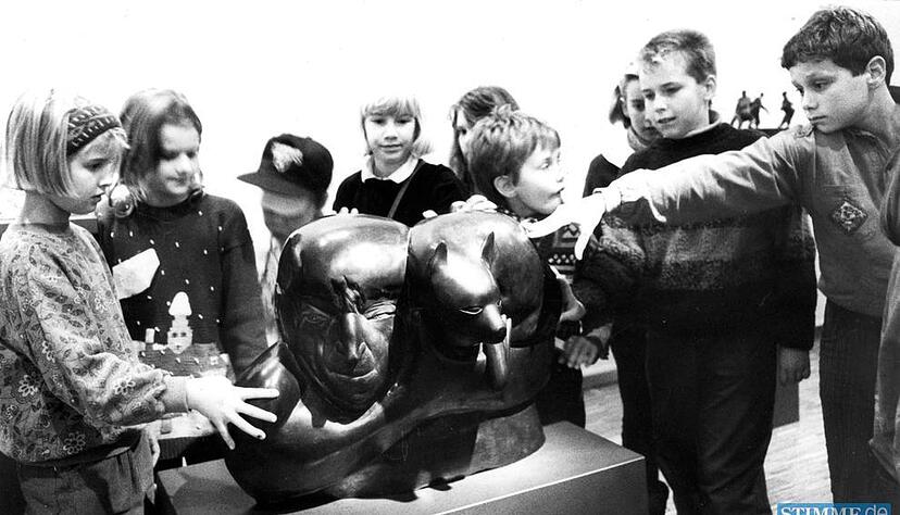 Zusammengestellt von Archiv und Dokumentation der Heilbronner Stimme 

Oktober 1993: Kopfüber in die Kunst oder auf zum Bildersturm in die Städtischen Museen Heilbronn! Seit Oktober bietet das Museum unter der fachkundigen Leitung von Gudula Kienemund spielerisches Begreifen und Entdecken von Kunst an.