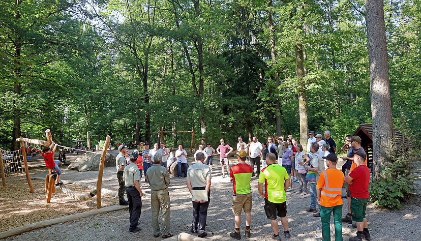 Begeistert waren junge und &auml;ltere R&auml;te von neuen Spielger&auml;ten aus Robinienholz, auch wegen der relativ geringen Kosten.