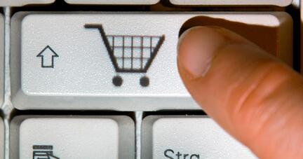 ARCHIV - ILLUSTRATION - Ein Finger zeigt auf das Symbol eines Einkaufwagens auf einer Taste einer Computertastatur, aufgenommen am 09.01.2014 in Schwerin (Mecklenburg-Vorpommern). Der BGH klärt am 12.10.2016 den Streit um einen im Internet gekauften Katalysator - Wie weit reicht das Widerrufsrecht?  Foto: Jens Büttner/dpa +++(c) dpa - Bildfunk+++ | Verwendung weltweit