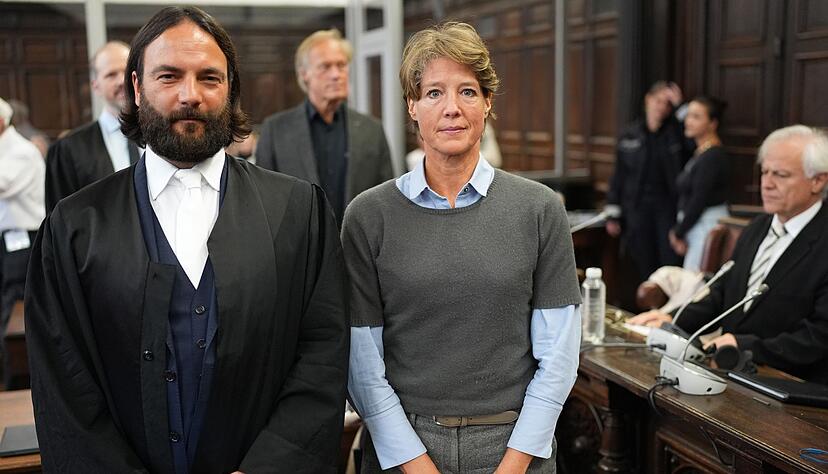Anwalt Ingo Bott und seine Mandantin Christina Block stehen vor Prozessbeginn im Gerichtssaal. Anwalt Ingo Bott und seine Mandantin Christina Block stehen vor Prozessbeginn im Gerichtssaal.