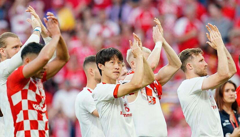 Die Mainzer feiern ihren Heimsieg gegen den BVB. Die Mainzer feiern ihren Heimsieg gegen den BVB.