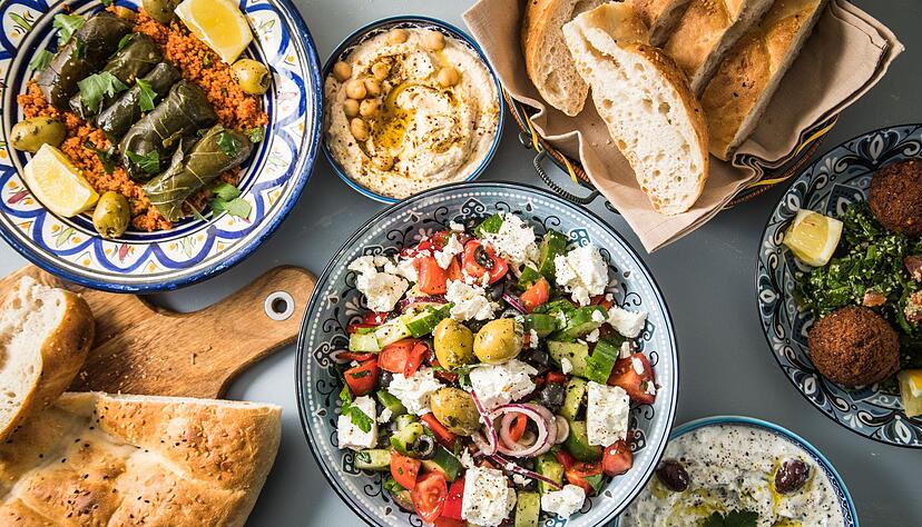 Vielfalt in der Sch&uuml;ssel: Bunte Salate mit viel Gem&uuml;se und frischen Kr&auml;utern sind typisch f&uuml;r die Mittelmeerk&uuml;che.