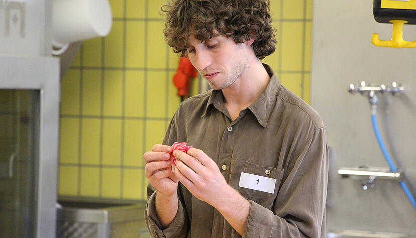 Serafin Karpowitz hantiert mit hauchdünnen Radieschenscheiben.