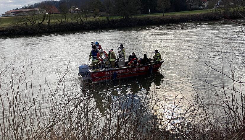 Auto versinkt im Neckar bei Gundelsheim