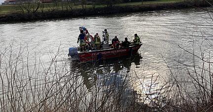 Auto versinkt im Neckar bei Gundelsheim