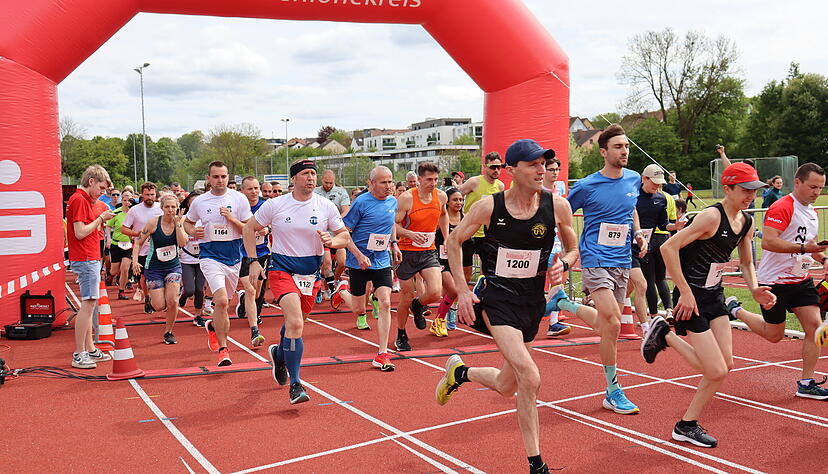 Der Öhringer Stadtlauf ist eine gute Vorbereitung für den Trollinger. Am 27. April gehen hier die Läufer auf die verschiedenen Distanzen.
Fotos: Archiv/Seidel/Väisänen Der Öhringer Stadtlauf ist eine gute Vorbereitung für den Trollinger. Am 27. April gehen hier die Läufer auf die verschiedenen Distanzen.
Fotos: Archiv/Seidel/Väisänen