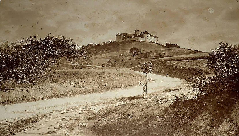 Das Waldenburger Foto-Fossil ist zwar anderthalb Jahrhunderte alt &minus; aber seine Motive nicht veraltet: Denn sowohl Route als auch Schloss existieren noch.
Foto: privat