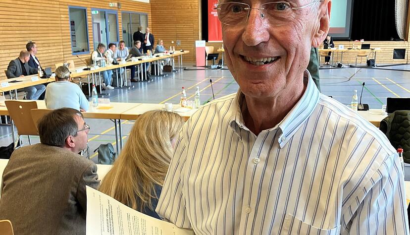 Willi Kopp aus Bretzfeld ist daf&uuml;r, den Hohenlohekreis aufzul&ouml;sen statt das Landratsamt zu erneuern. Ein entsprechendes Flugblatt verteilte er am 20. April im Kreistag, als die Entscheidung zum Neubau des Kreishauses anstand.