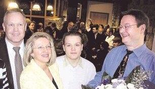 Erleichtert: Bürgermeisterin Monika Chef, Lebensgefährte Michael Bauer und dessen Sohn Pascal. Stellvertreter Jörg Frauhammer (rechts) gratuliert.Foto: Rolf Muth