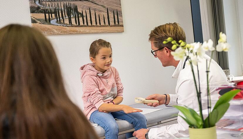 Es juckt! Hautausschlag ist längst nicht gleich Hautausschlag. Der Ort des Auftretens, seine Entwicklung und die Form geben Aufschluss darüber, welche Krankheit dahinterstecken könnte. Es juckt! Hautausschlag ist längst nicht gleich Hautausschlag. Der Ort des Auftretens, seine Entwicklung und die Form geben Aufschluss darüber, welche Krankheit dahinterstecken könnte.