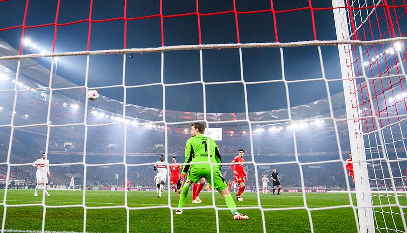 Union Berlins Torwart Frederik Rönnow schaut dem Schuss von Stuttgarts Führich (nicht im Bild) zum Tor zum 2:0 hinterher. Union Berlins Torwart Frederik Rönnow schaut dem Schuss von Stuttgarts Führich (nicht im Bild) zum Tor zum 2:0 hinterher.
