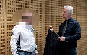 Amtsgericht Heilbronn: Der beschuldigte Feuerwehrkommandant und sein Verteidiger Felix Schmidt (rechts).