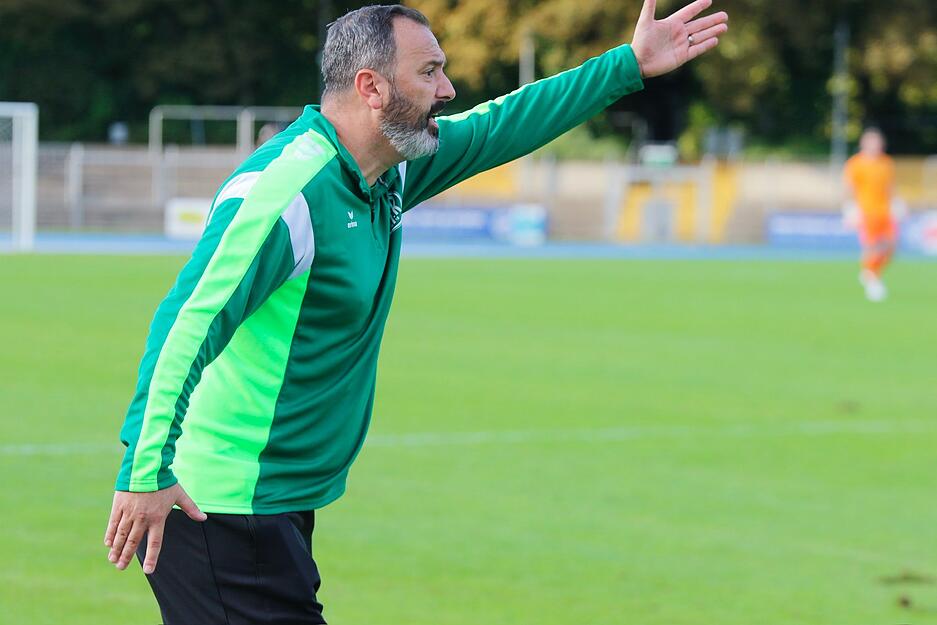 Co-Trainer Matteo Battista gibt beim Pokalspiel des VfR Heilbronn gegen den SGV Freiberg Anweisungen vom Spielfeldrand im Frankenstadion. Co-Trainer Matteo Battista gibt beim Pokalspiel des VfR Heilbronn gegen den SGV Freiberg Anweisungen vom Spielfeldrand im Frankenstadion.