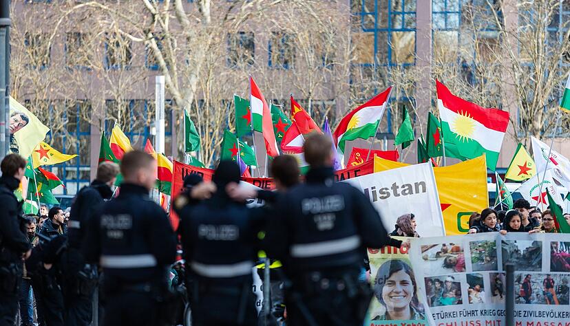 Teilnehmer bei einer Demonstration eines Kurdischen Gesellschaftszentrums.