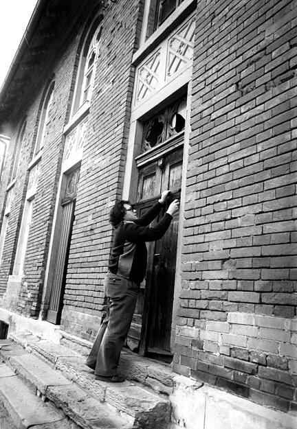 Der evangelische Pfarrer Affaltrachs, Immanuel Nau, will die Synagoge vor dem Zerfall bewahren. Sehr aufgeschlossen steht er einem Erhalt und einer sinnvollen Nutzung gegenüber. Bild vom Mai 1983. Der evangelische Pfarrer Affaltrachs, Immanuel Nau, will die Synagoge vor dem Zerfall bewahren. Sehr aufgeschlossen steht er einem Erhalt und einer sinnvollen Nutzung gegenüber. Bild vom Mai 1983.