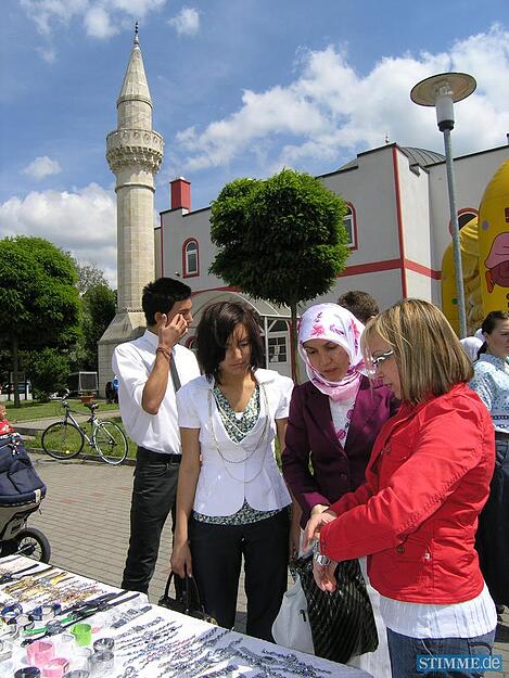 Zum Sommerfest der Mevlana-Moschee in der Ölmühlstraße in Eppingen 2009 gehört auch ein Markt. Zum Sommerfest der Mevlana-Moschee in der Ölmühlstraße in Eppingen 2009 gehört auch ein Markt.
