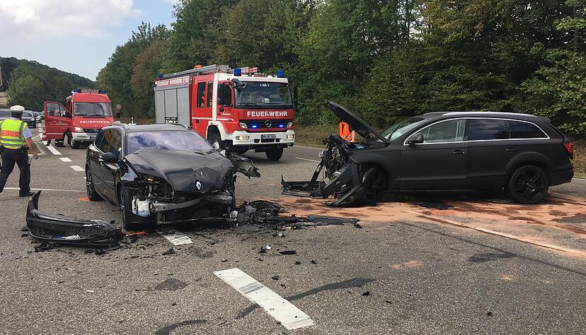 Auf der B39 zwischen Weinsberg und Heilbronn ereignete sich am Mittwochmittag ein schwerer Verkehrsunfall. Zwei Autos prallten frontal aufeinander.
