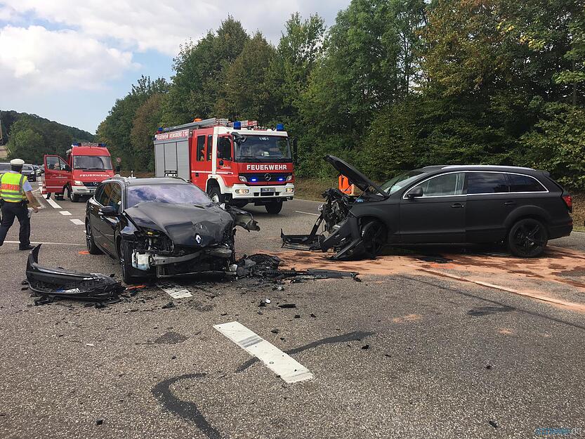 Auf der B39 zwischen Weinsberg und Heilbronn ereignete sich am Mittwochmittag ein schwerer Verkehrsunfall. Zwei Autos prallten frontal aufeinander.