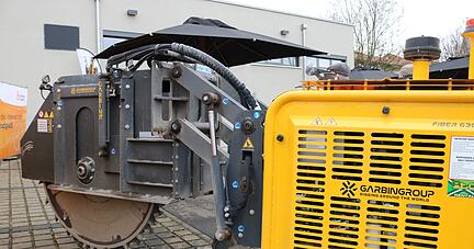 Mit dieser Hochleistungs-Fräsmaschine arbeiten die vom Unternehmen Deutsche Giganetz beauftragten Mitarbeiter − und hinterlassen Spuren.
Foto: Christian Nick