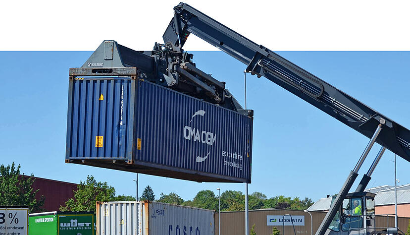 Mit dem riesigen Reachstacker werden die Container von den Waggons auf Lastwagen oder zurückgeladen. Für diese Gefährte braucht man einen speziellen Führerschein. Mit dem riesigen Reachstacker werden die Container von den Waggons auf Lastwagen oder zurückgeladen. Für diese Gefährte braucht man einen speziellen Führerschein.