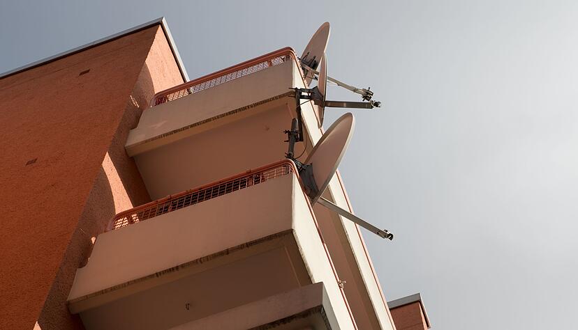Unter bestimmten Bedingungen müssen Vermieter ihren Mietern die Installation einer Satellitenschüssel ermöglichen. Unter bestimmten Bedingungen müssen Vermieter ihren Mietern die Installation einer Satellitenschüssel ermöglichen.