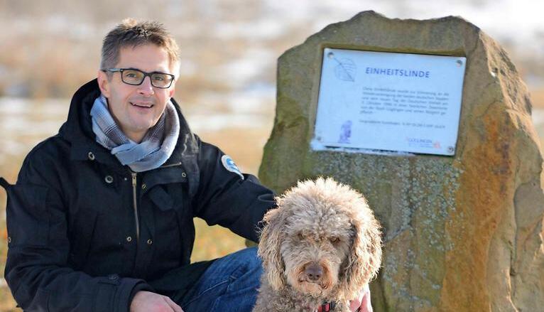Verschnaufpause an der Einheitslinde am "Dreiländereck" zwischen Güglingen, Frauenzimmern und Eibensbach: Mit Hund Feli, der fünf Jahre alten Mischung aus Labrador und Pudel, ist Joachim Knecht gerne unterwegs. Foto: privat Verschnaufpause an der Einheitslinde am "Dreiländereck" zwischen Güglingen, Frauenzimmern und Eibensbach: Mit Hund Feli, der fünf Jahre alten Mischung aus Labrador und Pudel, ist Joachim Knecht gerne unterwegs. Foto: privat