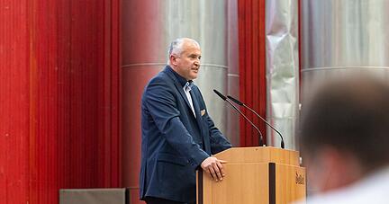 Ralf Steinbrenner bei seiner Bewerbungsrede am Montagnachmittag in der Neckarsulmer Ballei. Am Ende lag er sieben Stimmen hinter seinem härtesten Konkurrenten, dem Neuenstädter Bürgermeister Norbert Heuser.
Foto: Mario Berger