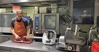 Frühmorgens geht es los: Armin Bissinger schneidet den Schinken fürs Frühstücksbuffet. Der junge Küchenchef schwärmt von seinem Job.
Fotos: Sarah Arweiler