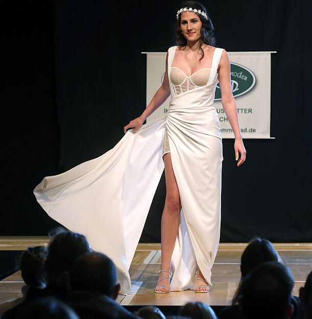 Modenschau beim Hochzeitsspektakel in der Heilbronner Harmonie: Die Messe zeigt aufregende Kleider und Ideen für die Feier. Modenschau beim Hochzeitsspektakel in der Heilbronner Harmonie: Die Messe zeigt aufregende Kleider und Ideen für die Feier.