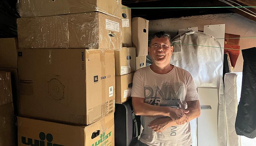 Auf Rainer H&ouml;pfers Dachboden und im Keller stapeln sich Kisten mit Spenden.