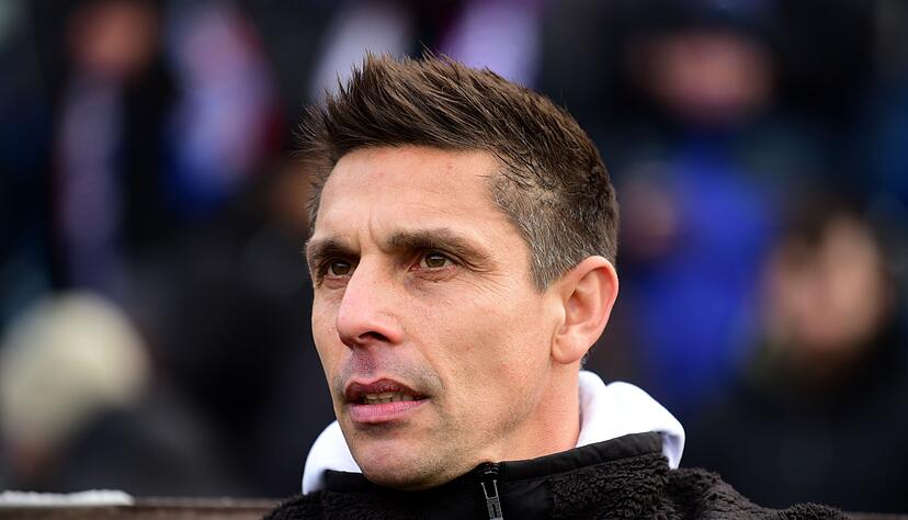 Er und seine Mannschaft m&uuml;ssen liefern: Holstein Kiels Cheftrainer Marcel Rapp (Archivbild)