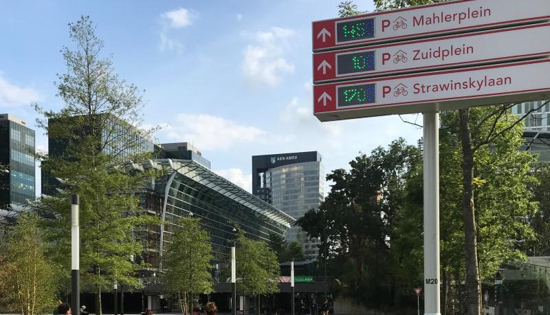 Ein modernes Park-Leit-System f&uuml;r Radfahrer steht am Bahnhof. Digitale Anzeigen geben an, wieviele Pl&auml;tze in welchen Parkgaragen noch frei sind.