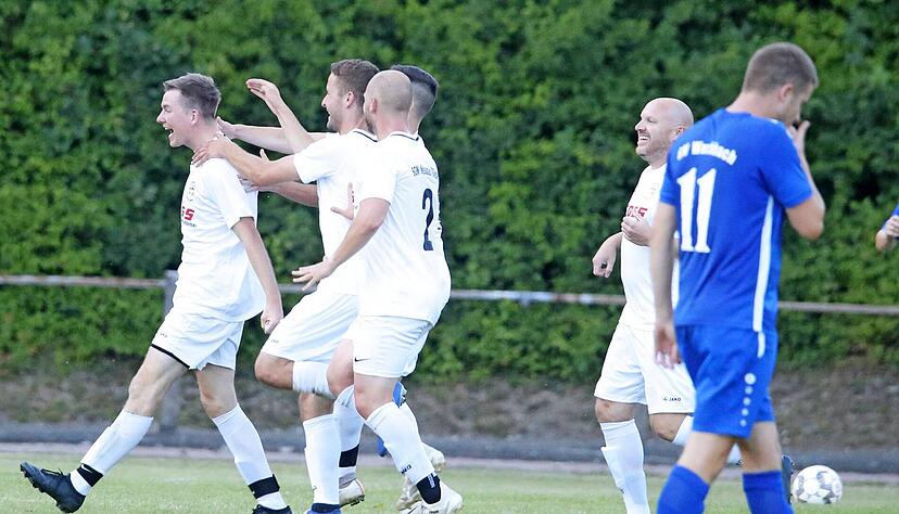 Marius Keiner (links) jubelt über den Treffer zum 1:0. Der Neuzugang erzielte beide Tore beim 2:0-Sieg der SGM Niedernhall/Weißbach im Halbfinalspiel gegen den SV Wachbach.
Foto: Marc Schmerbeck Marius Keiner (links) jubelt über den Treffer zum 1:0. Der Neuzugang erzielte beide Tore beim 2:0-Sieg der SGM Niedernhall/Weißbach im Halbfinalspiel gegen den SV Wachbach.
Foto: Marc Schmerbeck