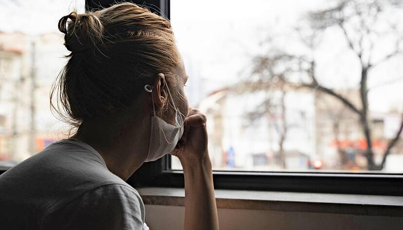 Nach einem positiven Testergebnis auf das Coronavirus gilt eine zweiwöchige Quarantäne (Themenfoto). Die Suche nach Gewissheit hinsichtlich einer Infektion beschert vielen Menschen eine bange Zeit des Wartens.
Foto: macondos/stock.adobe.com Nach einem positiven Testergebnis auf das Coronavirus gilt eine zweiwöchige Quarantäne (Themenfoto). Die Suche nach Gewissheit hinsichtlich einer Infektion beschert vielen Menschen eine bange Zeit des Wartens.
Foto: macondos/stock.adobe.com