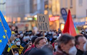 Bei der Kundgebung am Freitagabend auf den Heilbronner Kiliansplatz forderten Hunderte Menschen ein Ende des Krieges. Bei der Kundgebung am Freitagabend auf den Heilbronner Kiliansplatz forderten Hunderte Menschen ein Ende des Krieges.