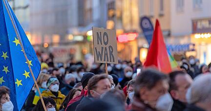 Bei der Kundgebung am Freitagabend auf den Heilbronner Kiliansplatz forderten Hunderte Menschen ein Ende des Krieges.
Foto: Mario Berger