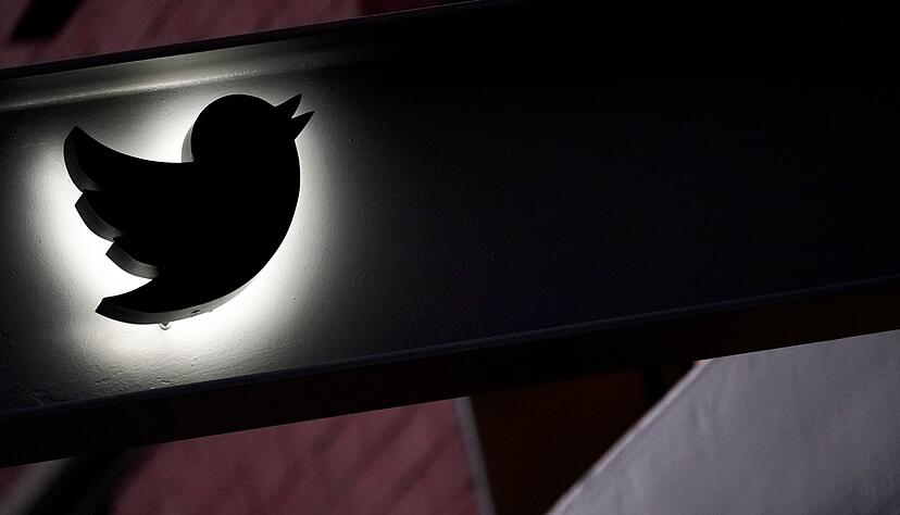 Das Twitter-Logo auf der Markise des Gebäudes zu sehen, in dem sich das Twitter-Büro in New York befindet. Das Twitter-Logo auf der Markise des Gebäudes zu sehen, in dem sich das Twitter-Büro in New York befindet.