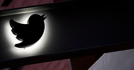 Das Twitter-Logo auf der Markise des Gebäudes zu sehen, in dem sich das Twitter-Büro in New York befindet.