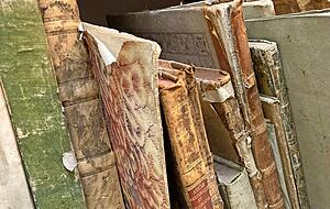 Das älteste Dokument, der Stiftungsbrief von Kaisermutter Adelheid, datiert aus dem Jahr 1037. Die Bücher, Urkunden, Noten, Karten und Rechnungen, Totenschriften und Briefe in den fünf Kilometer Regalreihen erzählen Spannendes.
Fotos: Tscherwitschke