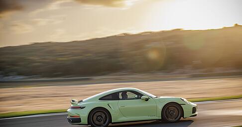 Von 0 auf 100 km/h in nur 2,5 Sekunden: Porsche präsentiert mit dem neuen 911 Turbo S das bislang stärkste Serienmodell der Baureihe.