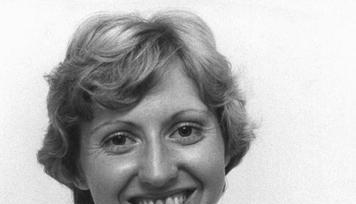 Sprinterin Annegret Richter pr&auml;sentiert im August 1976 ihre Goldmedaille und die beiden Silbermedaillen.