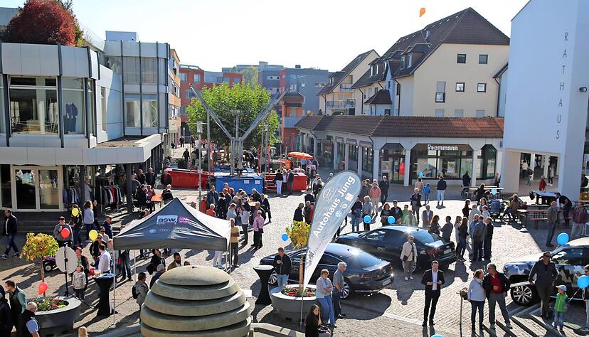 Verkaufsoffener Sonntag: Zahlreiche Besucher bevölkerten die Innenstadt, bummelten durch die Geschäfte, schauten sich die Stände und Ausstellungen in der Fußgängerzone an.
Fotos: Franz Theuer Verkaufsoffener Sonntag: Zahlreiche Besucher bevölkerten die Innenstadt, bummelten durch die Geschäfte, schauten sich die Stände und Ausstellungen in der Fußgängerzone an.
Fotos: Franz Theuer