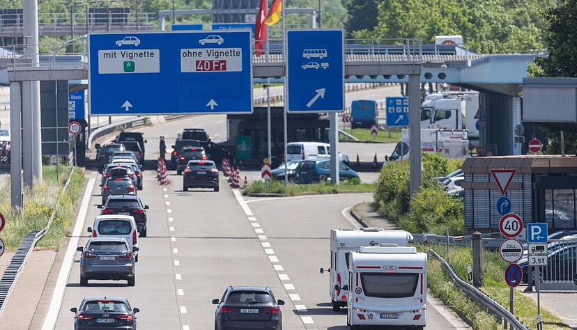 Autos und Wohnmobile fahren auf den deutsch-schweizerischen Grenzübergang in Weil am Rhein zu. Autos und Wohnmobile fahren auf den deutsch-schweizerischen Grenzübergang in Weil am Rhein zu.