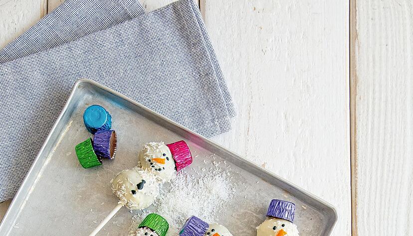 Für die Schneemänner kommt auf jeden Spieß erst eine große Kugel als Schneemannbauch, dann eine kleine Kugel als Kopf. Gesicht und Knöpfe werden mit brauner Zuckerschrift gemalt. Für die Schneemänner kommt auf jeden Spieß erst eine große Kugel als Schneemannbauch, dann eine kleine Kugel als Kopf. Gesicht und Knöpfe werden mit brauner Zuckerschrift gemalt.