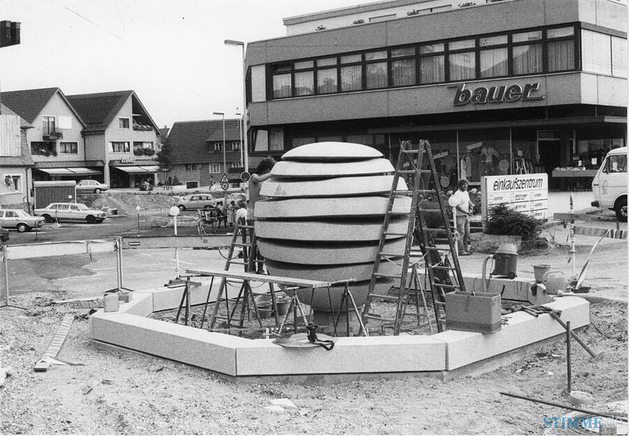 Im August 1984 erhält die Fußgängerzone ihren Mittelpunkt: Der Marktbrunnen, der mit acht "Scheiben" die Stadtteile symbolisiert, steht jetzt "trocken". Im August 1984 erhält die Fußgängerzone ihren Mittelpunkt: Der Marktbrunnen, der mit acht "Scheiben" die Stadtteile symbolisiert, steht jetzt "trocken".