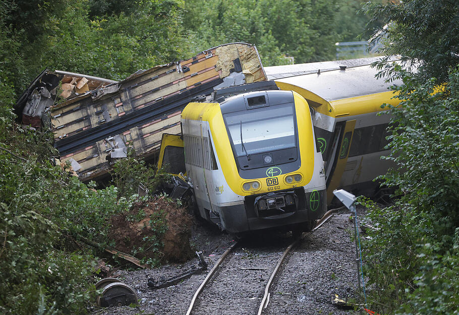 Der demolierte Regionalexpress RE55 liegt neben den Schienen. Der Regionalexpress ist am Sonntag im Kreis Biberach zwischen den Ortsteilen Zwiefaltendorf und Zell entgleist.