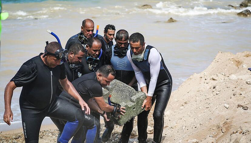 Arch&auml;ologen und Taucher haben eine Sammlung von Artefakten vom Meeresboden in Abu Qir in Alexandria geborgen.