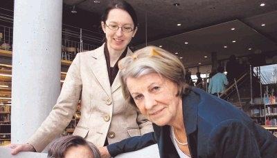 Lebendige Geschichte: Die 86-j&auml;hrige Hedwig Schlagenhauf ist als Baby in den Neckar gefallen. Irmhild G&uuml;nther (rechts) hat die Geschichte in einem Buch aufgearbeitet, verlegt hat es Dorothee K&uuml;hnel vom DRW-Verlag in Echterdingen.Foto: Uwe Mundt